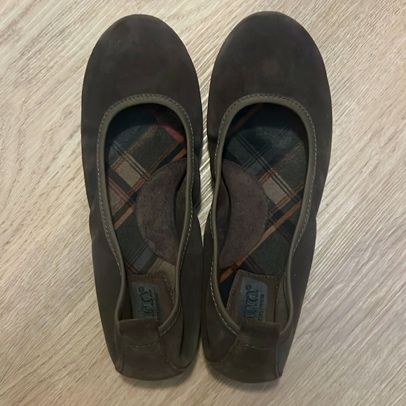 BORN Brown Suede Ballet Flats (6) - Picture 2 of 5